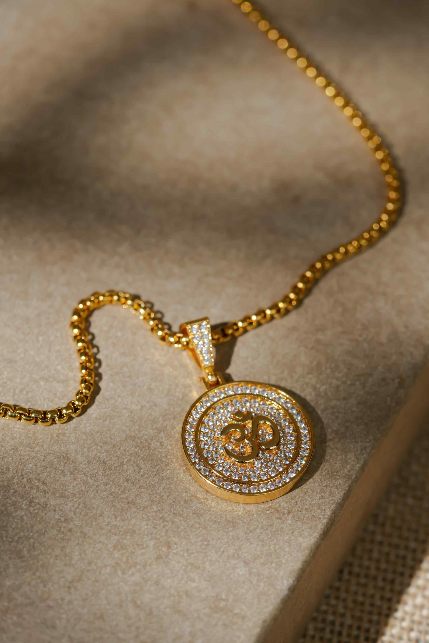 Om Symbol Pendant with Chain β A Sacred Blend of Spirituality & Style